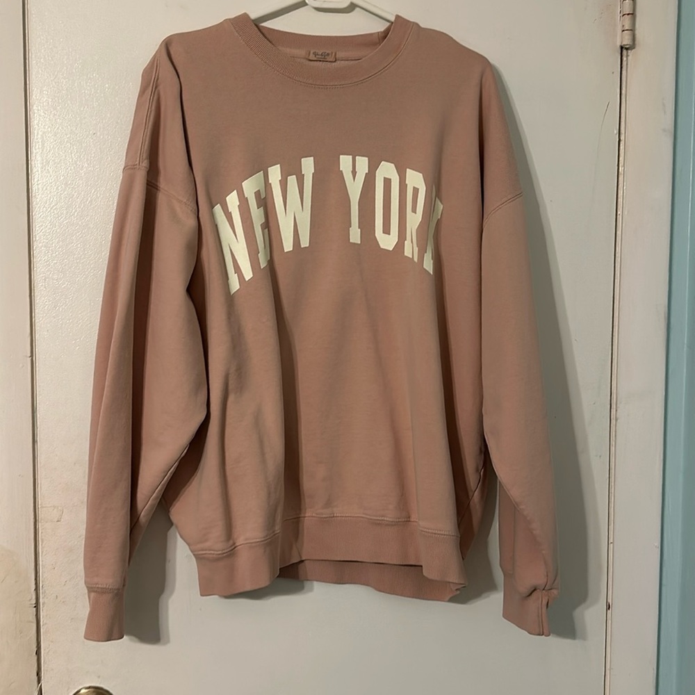 I don’t know the brand. But a cute oversized crewneck!